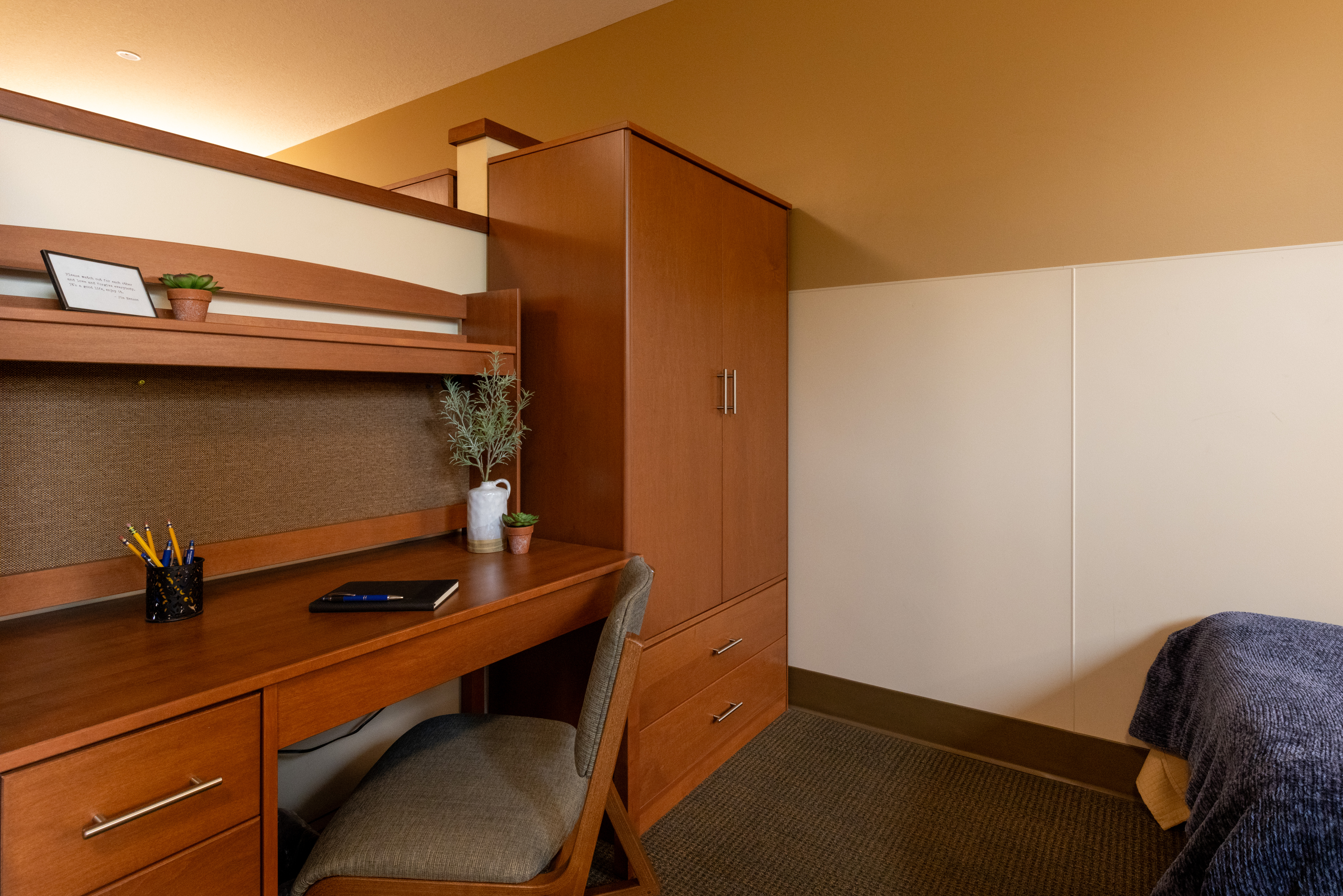 Bedroom/Desk